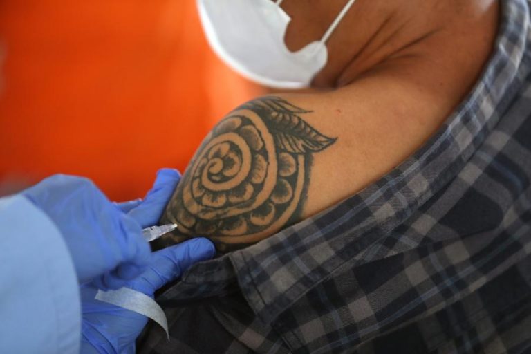 Covid-19: Funcionário da EMA sugere abandonar-se vacina AstraZeneca