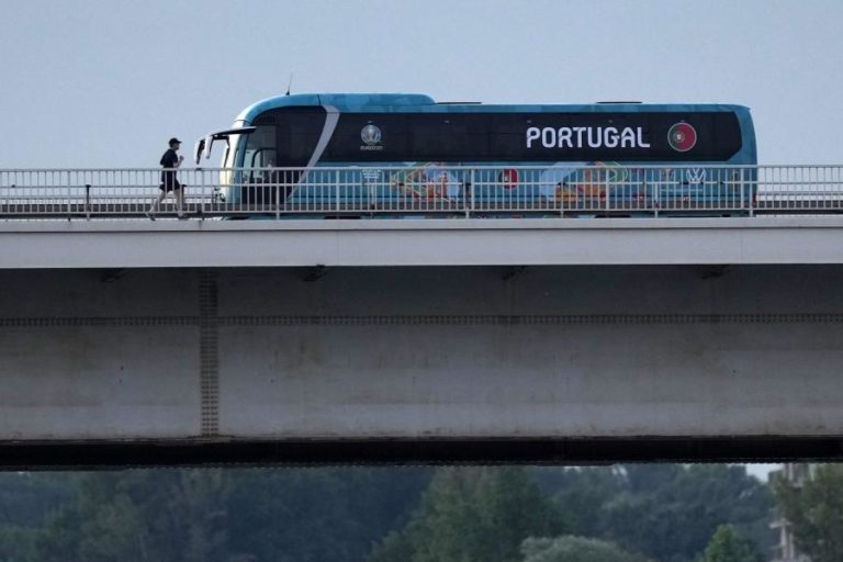 Portugal recebeu o apoio de meia centena na chegada a Budapeste