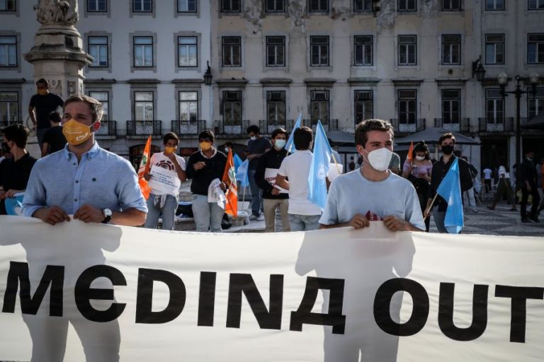 Meia centena de jovens da JSD e da JP exigem demissão de Fernando Medina