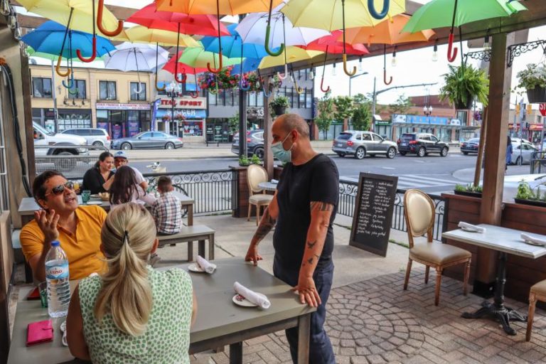 Falta de mão-de-obra nos restaurantes no Canadá limita reabertura