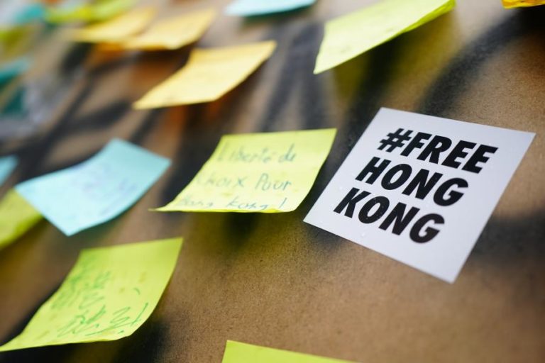 Polícia de Hong Kong detém responsáveis de jornal por conspiração com forças estrangeiras