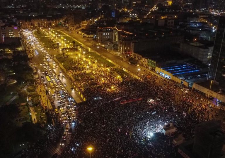 Candidata presidencial peruana lidera manifestação com milhares de apoiantes contra “fraude”