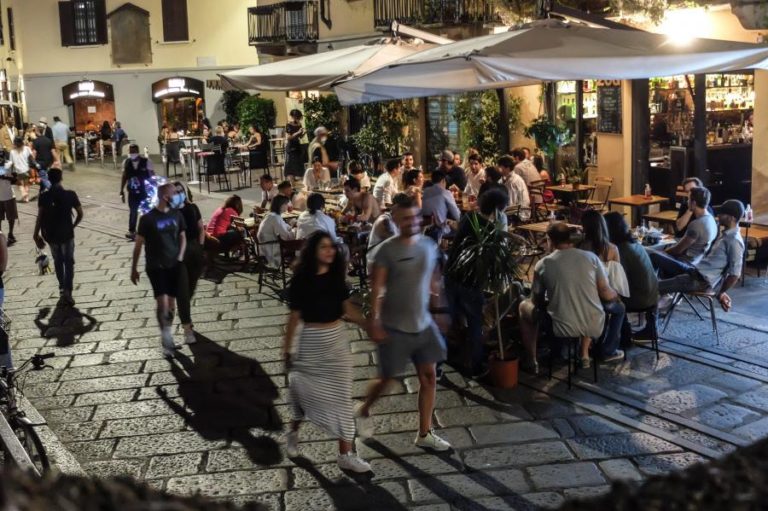 Covid-19: Itália regista 951 novos casos e população imunizada ultrapassa 30%