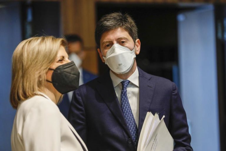 Covid-19: Comissária europeia diz que variante Delta “diminui força do escudo protetor” da vacina