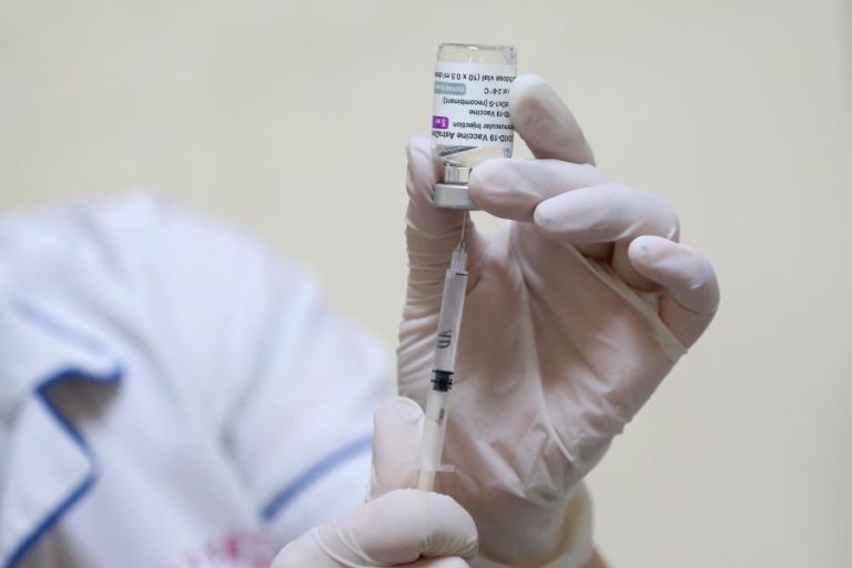 Covid-19: DGS pondera diminuir tempo entre doses da vacina AstraZeneca — Governo