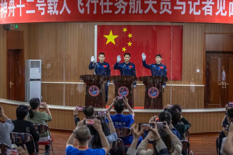 Astronautas chineses começam a fazer da nova estação espacial o seu lar