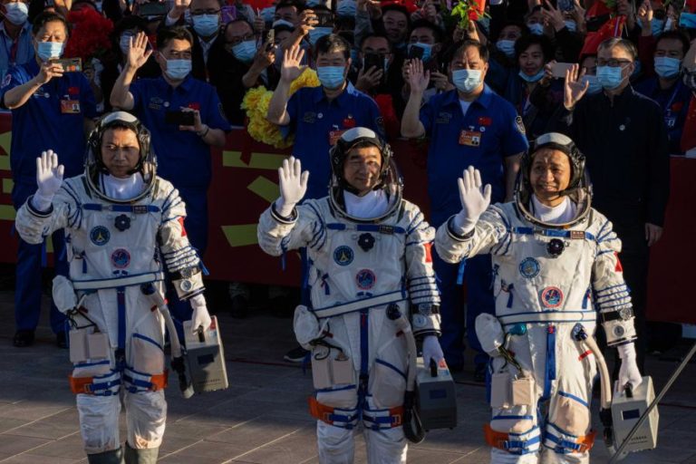 Lançada primeira missão tripulada chinesa para construir estação espacial