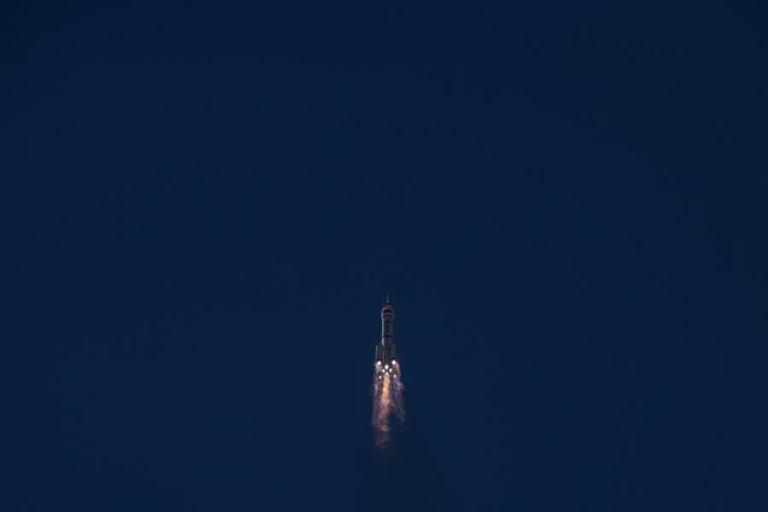 Nave espacial chinesa com três astronautas acopla na nova estação espacial