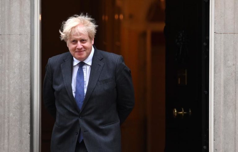 Covid-19: Governo britânico estuda isenção de quarentena para vacinados 