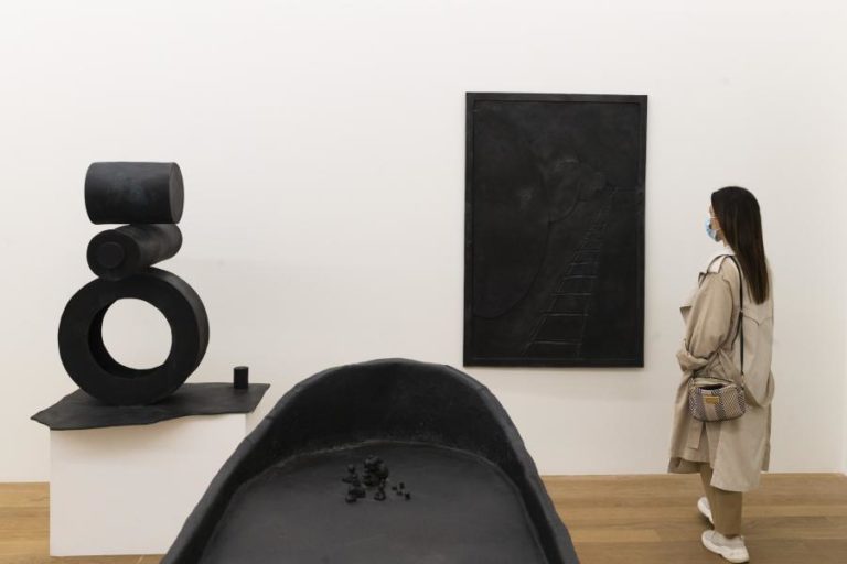 “Terçolho” uma exposição antológica de João Maria Gusmão e Pedro Paiva em Serralves