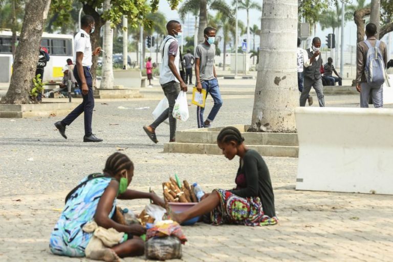 Jovens desempregados de Luanda agarram-se a biscates “para sobreviver”