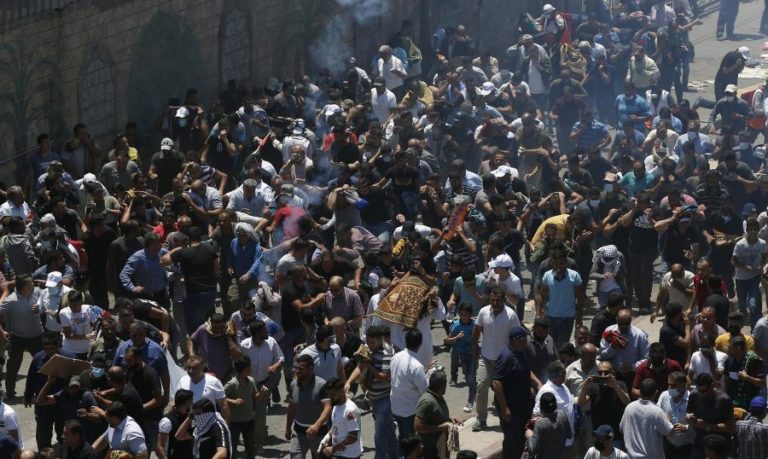 Mais de 380 palestinianos feridos em confrontos com tropas israelitas na Cisjordânia