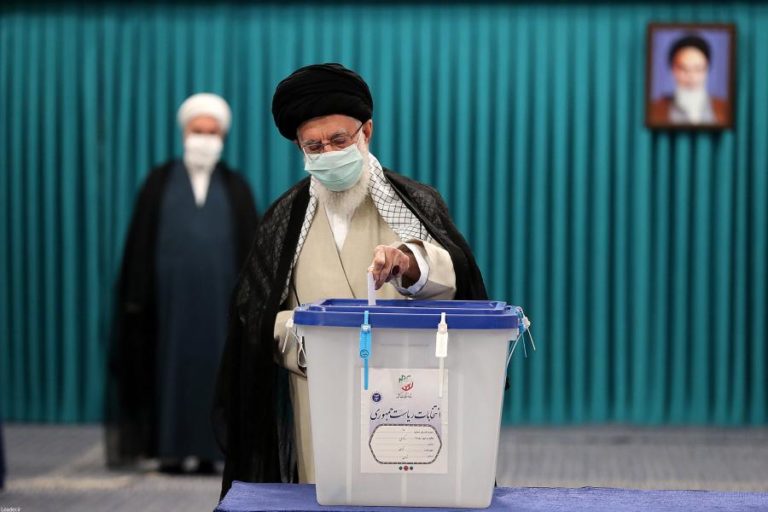 Ali Khamenei diz que eleições no Irão são vitória sobre a “propaganda do inimigo”