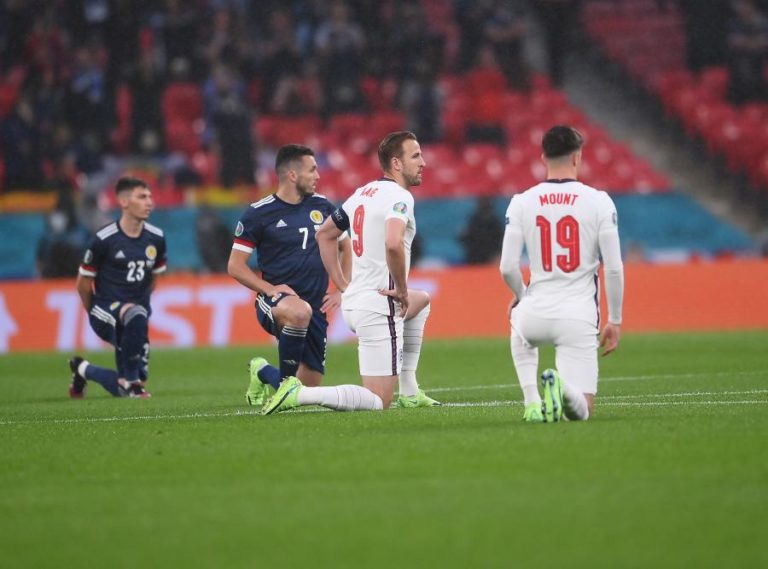 Euro2020: Escócia e Inglaterra unidas ajoelham-se contra o racismo