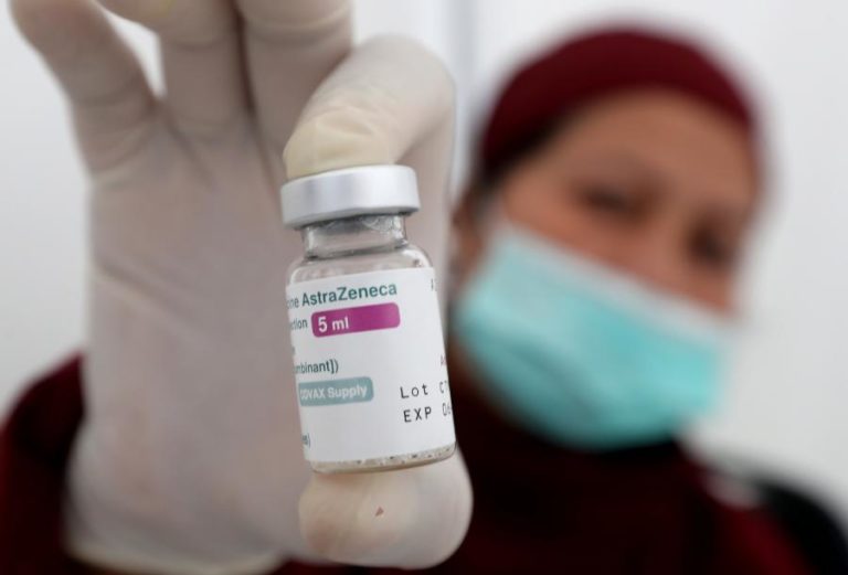 Covid-19: Oxford e AstraZeneca testam vacina contra variante detetada na África do Sul