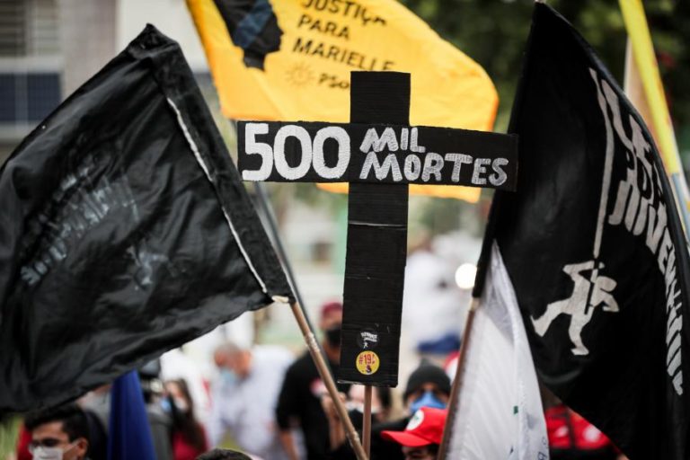 Covid-19: Leitores “arrepiados” com capa em branco de jornal pelas 500 mil mortes no Brasil