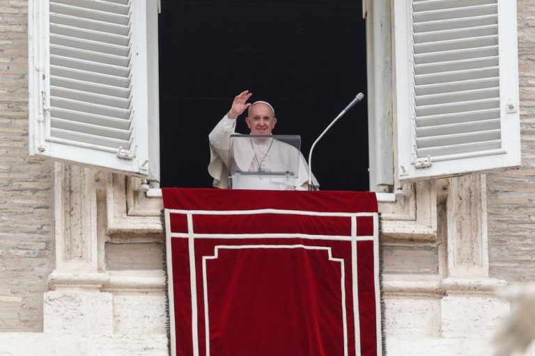 Papa apela à abertura de corredores humanitários na Birmânia