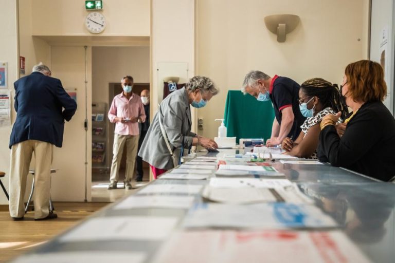 Dois terços dos franceses não votaram em regionais que reforçam centro-direita