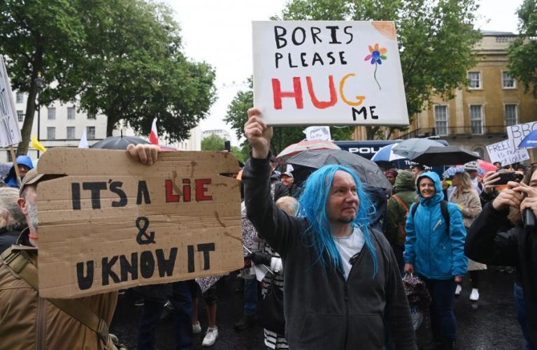 Covid-19: Milhares manifestaram-se em Londres contra travão no desconfinamento