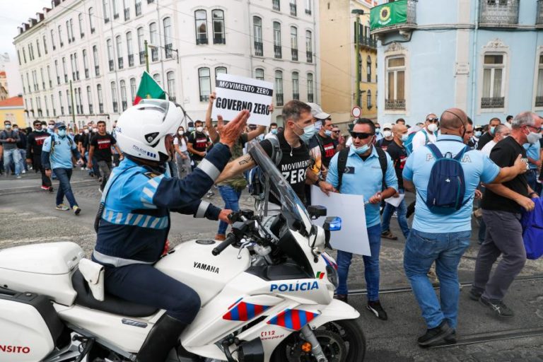 Manifestação de elementos das forças de segurança encerra trânsito no centro de Lisboa