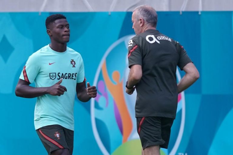 Euro2020: Nuno Mendes integrado no treino de Portugal, titulares com França em recuperação