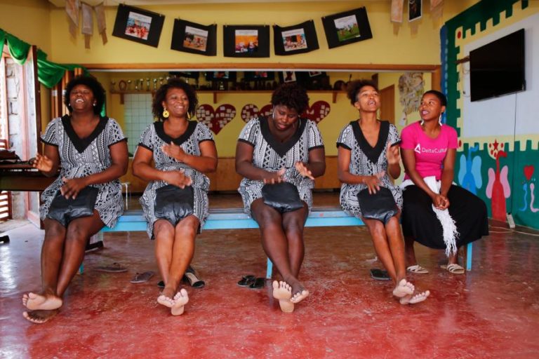 Tradição das batucadeiras do Tarrafal mantida pela alma da Associação Delta Cultura