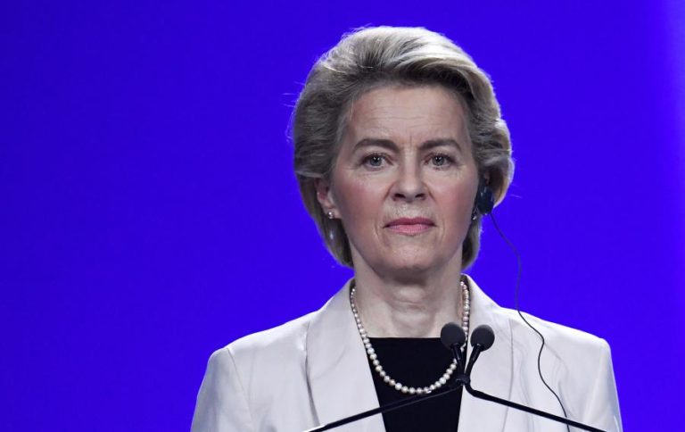 Von der Leyen classifica como “uma vergonha” lei húngara contra direitos LGBT