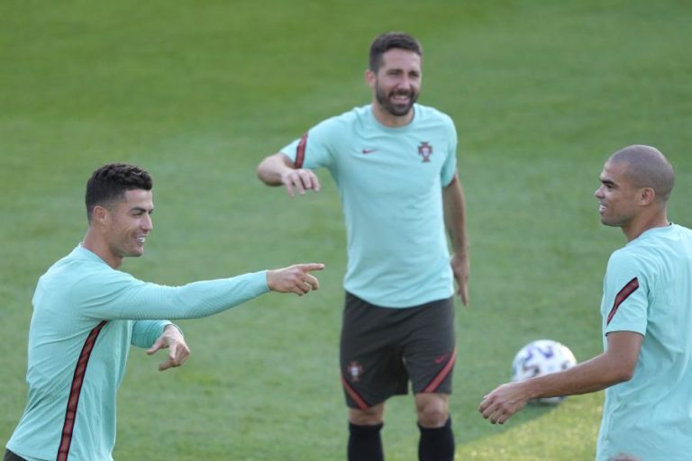 Euro2020: Fernando Santos aposta em Moutinho e Renato para decisão com a França