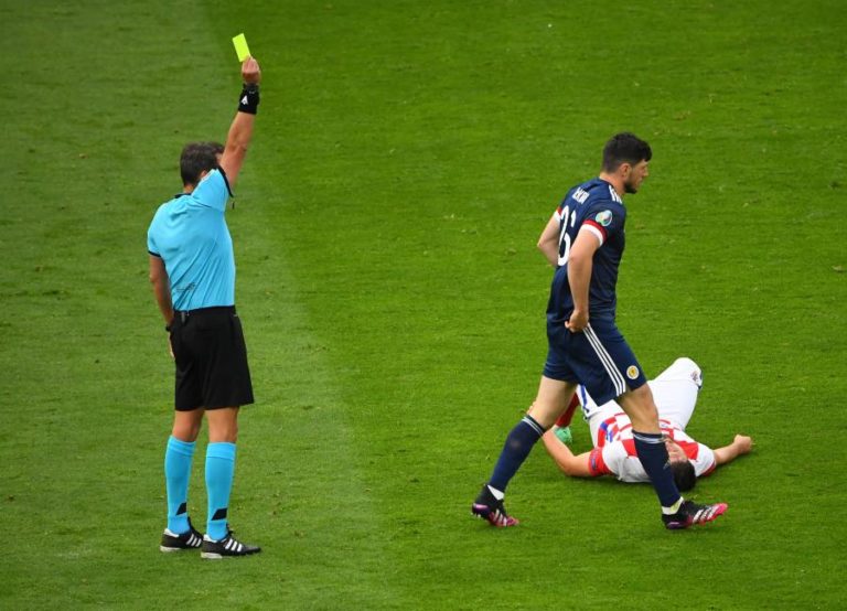 Euro2020: Faltas e cartões amarelos diminuem enquanto número de penáltis duplica