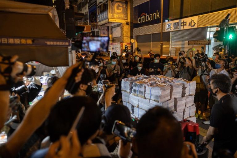 Última edição do jornal Apple Daily de Hong Kong esgota às primeiras horas da manhã