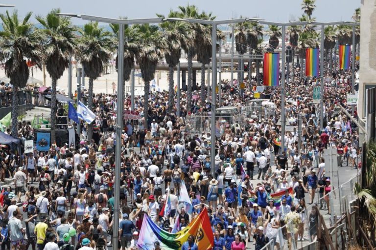 Marcha do orgulho gay em Telavive reúne milhares de pessoas