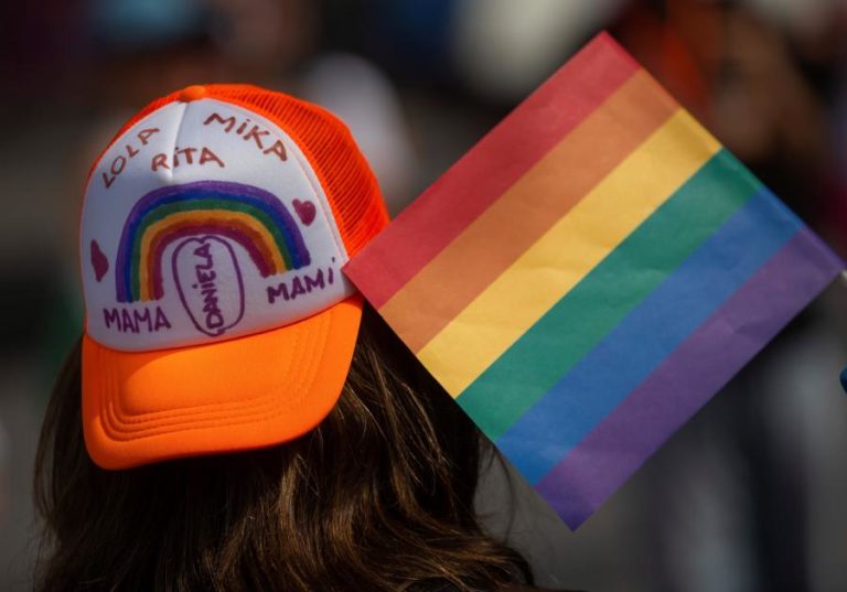 Milhares saem às ruas de várias cidades europeias em marchas do “Orgulho LGBTI”