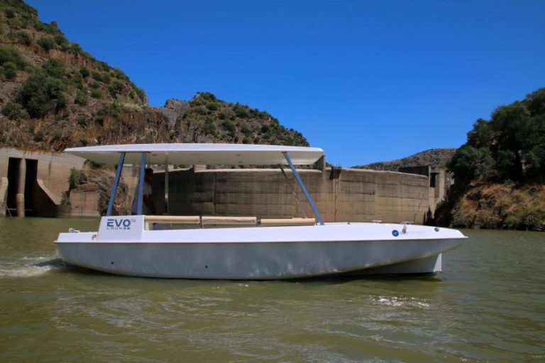 Gravuras rupestres do Côa ganham nova visita com embarcação movida a energia solar