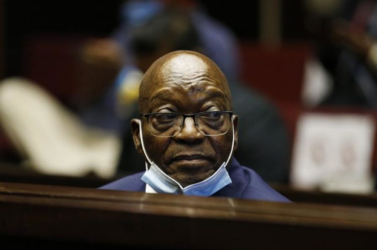 Ex-PR da África do Sul Jacob Zuma condenado a 15 meses de prisão