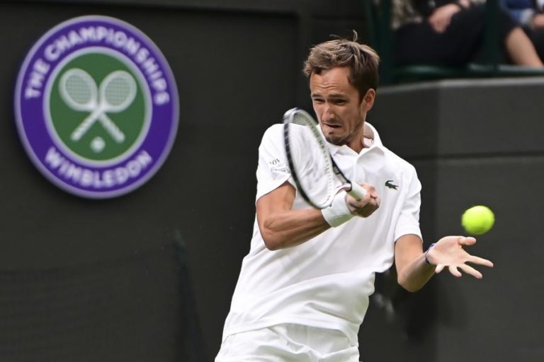 Medvedev bate Struff e segue para a segunda ronda de Wimbledon
