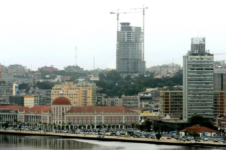 Covid-19: Autoridades de Luanda preocupada com presença numerosa de cidadãos em funerais