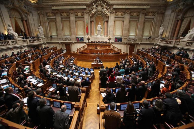 Alargamento de motivos para deputados suspenderem mandatos aprovado em votação final global