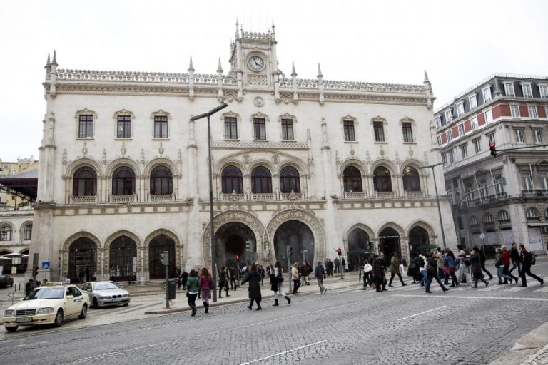 Réplica da estátua derrubada de Dom Sebastião colocada na estação do Rossio em Lisboa