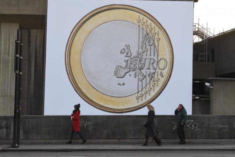Euro sobe e aproxima-se de 1,19 dólares