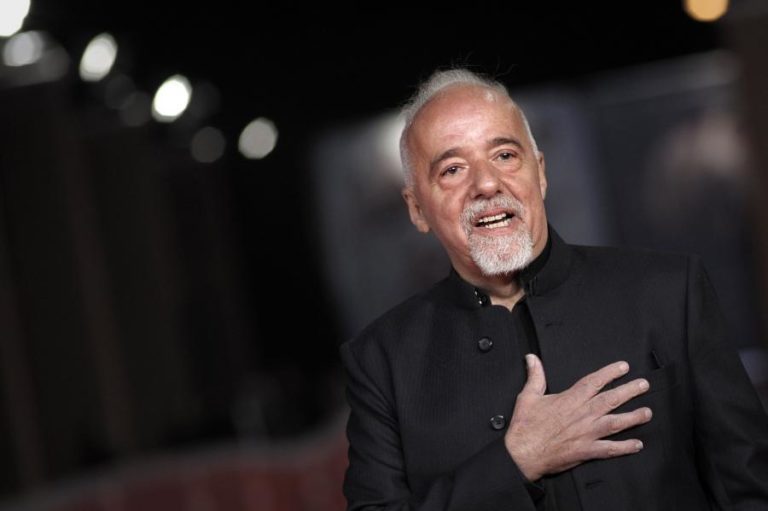 Escritor Paulo Coelho decide apoiar festival antifascista vetado pelo Governo do Brasil