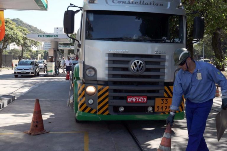 Ministro diz que Brasil será o quinto maior exportador de petróleo em 2030