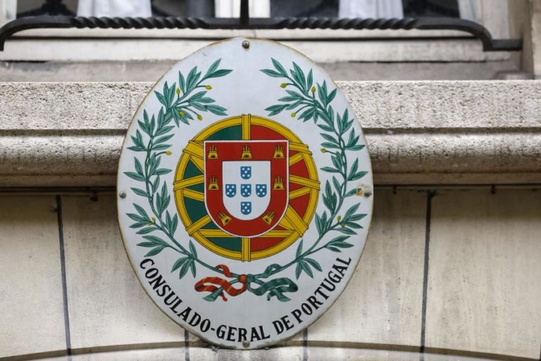 Consulados do Reino Unido retomam horário normal apesar de atraso nos atendimentos 