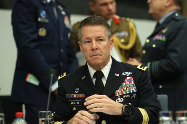 Afeganistão: Chefe das forças militares dos EUA e da NATO transfere comando