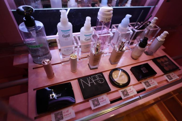 Governo aprova restrições para detergentes e cosméticos com microplásticos