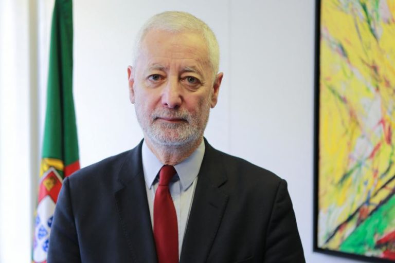Sampaio da Nóvoa exonerado de embaixador na UNESCO por limite de idade