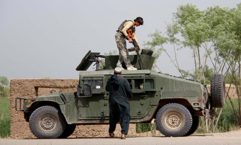 Talibãs lançam ofensiva contra capital provincial no Afeganistão