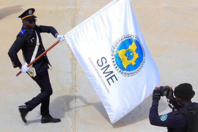 Serviço de Migração angolano “sem condições técnicas” para emitir passaportes  