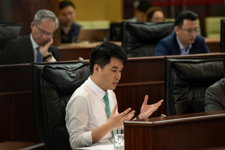 Deputado mais jovem de Macau “despede-se” do parlamento com discurso emotivo