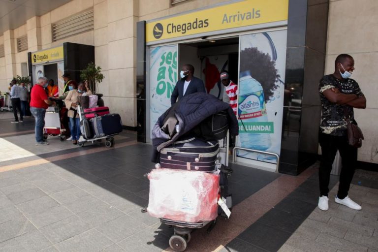 Polícia angolana detém três pessoas no aeroporto com testes covid-19 falsificados