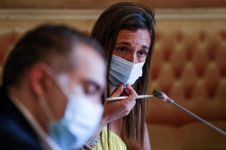 Bastonária dos enfermeiros defende que informação é o melhor caminho para a vacinação